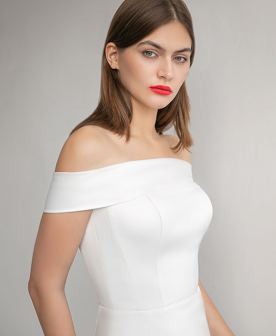 Атласное свадебное платье миди с вырезом лодочка фото