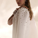 Утонченное свадебное платье из атласа с кейпом фото