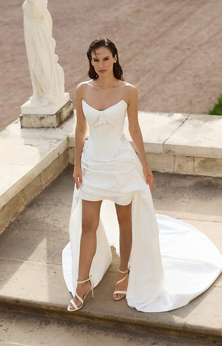 Стильное свадебное платье с длинным шлейфом фото