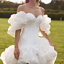 Короткое атласное платье с пышной юбкой фото