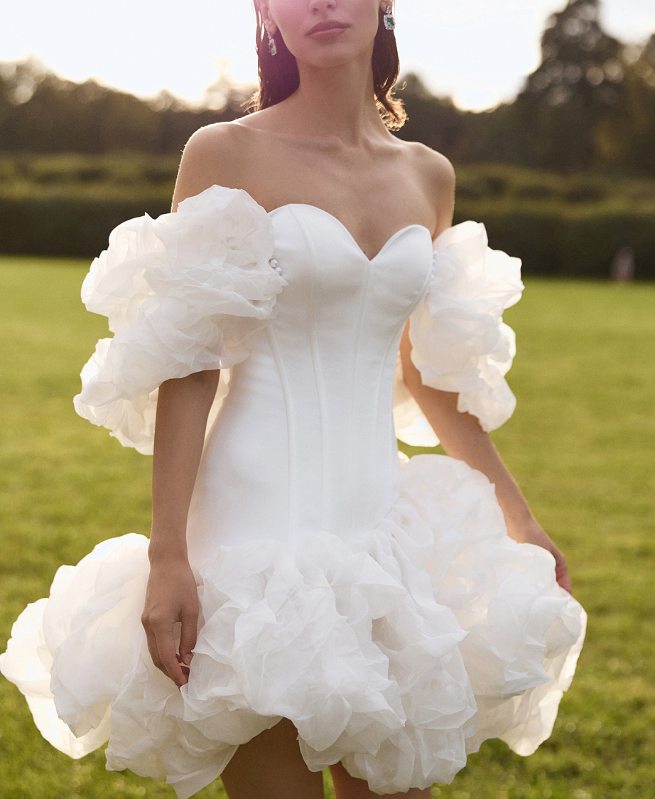 Короткое атласное платье с пышной юбкой фото