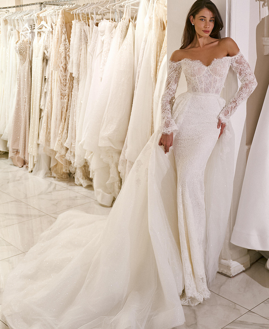 Изысканное кружевное платье со съемным шлейфом фото