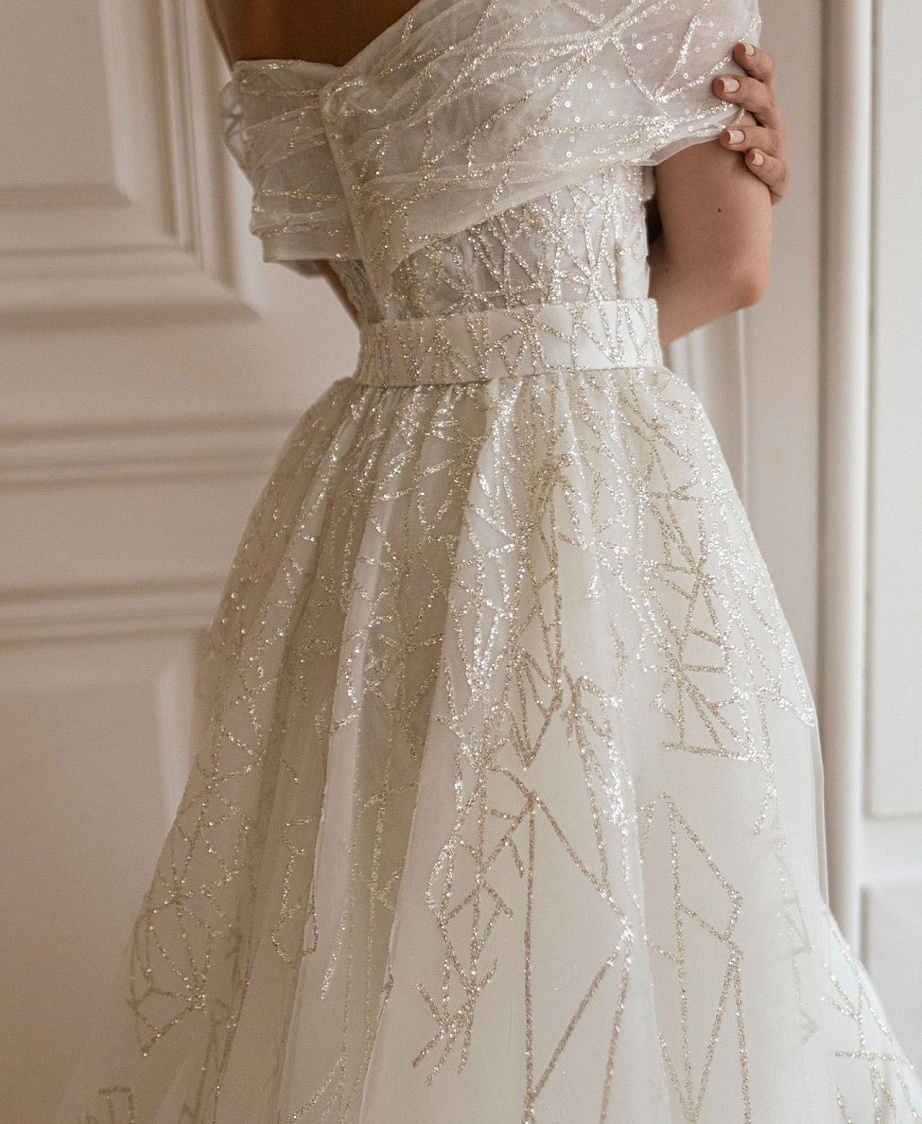 Свадебное платье с мерцающим геометрическим кружевом фото