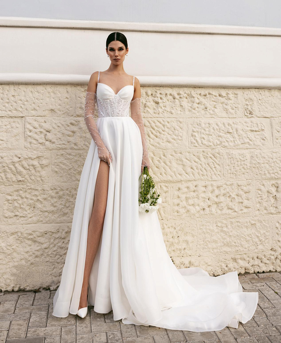 Шифоновое свадебное платье с жемчугом на корсете фото
