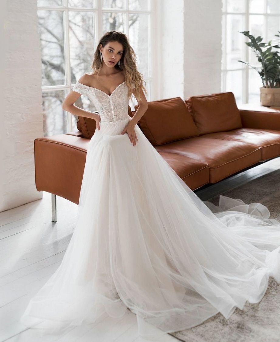 Молочное свадебное платье с блестящим корсетом