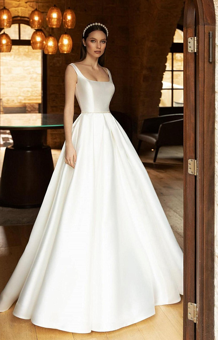 Атласное свадебное платье с открытой спиной фото