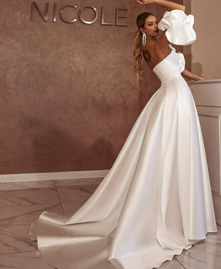 Белое свадебное платье с рукавами буфами фото