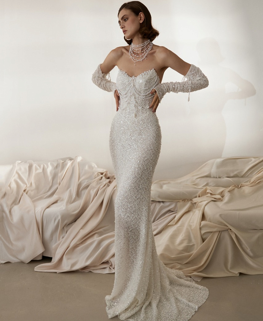 Расшитое свадебное платье-русалка с бусами фото