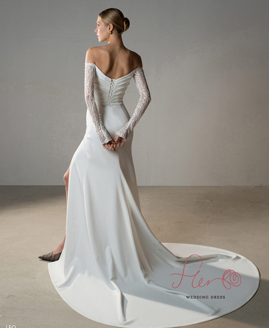 Атласное свадебное платье рыбка с рукавами фото