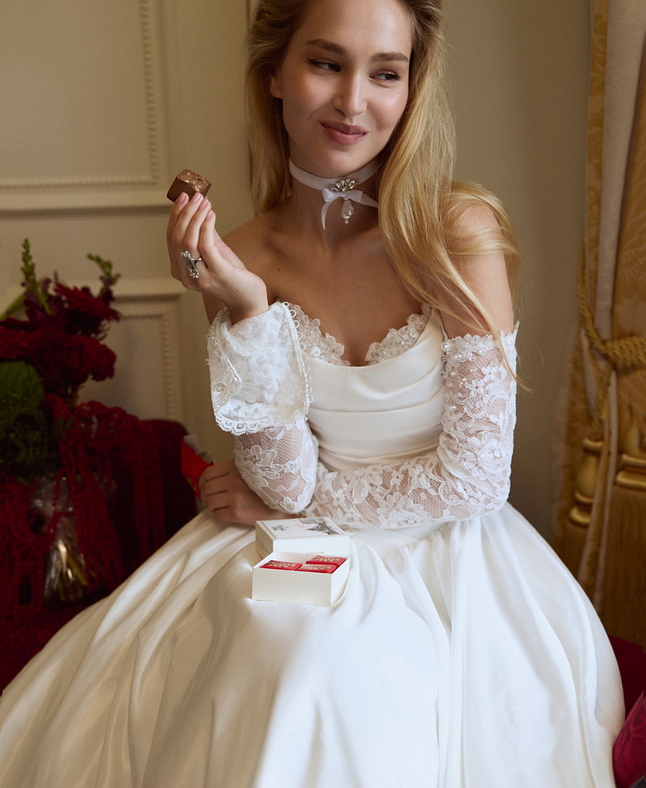 Свадебное платье из тафты с кружевными элементами фото