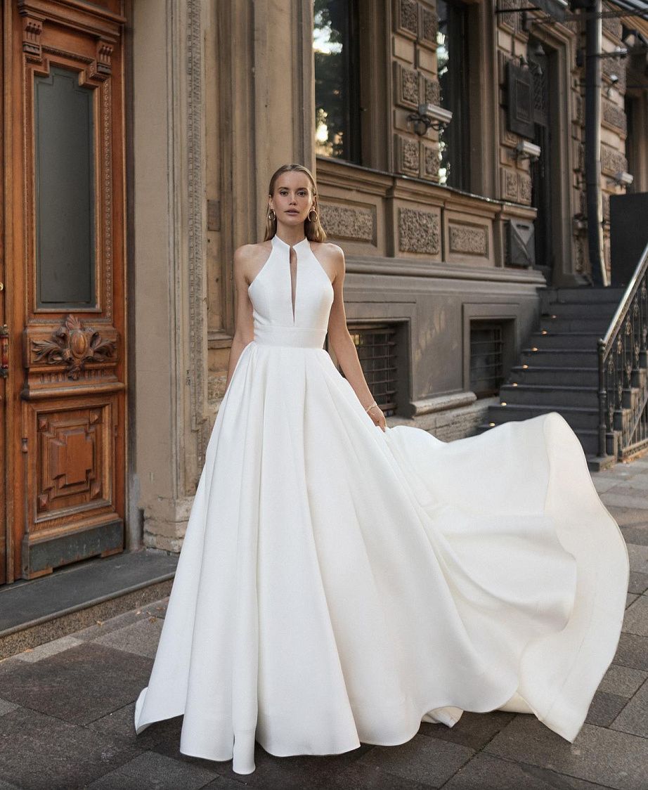 Атласное свадебное платье с воротником-стойка фото