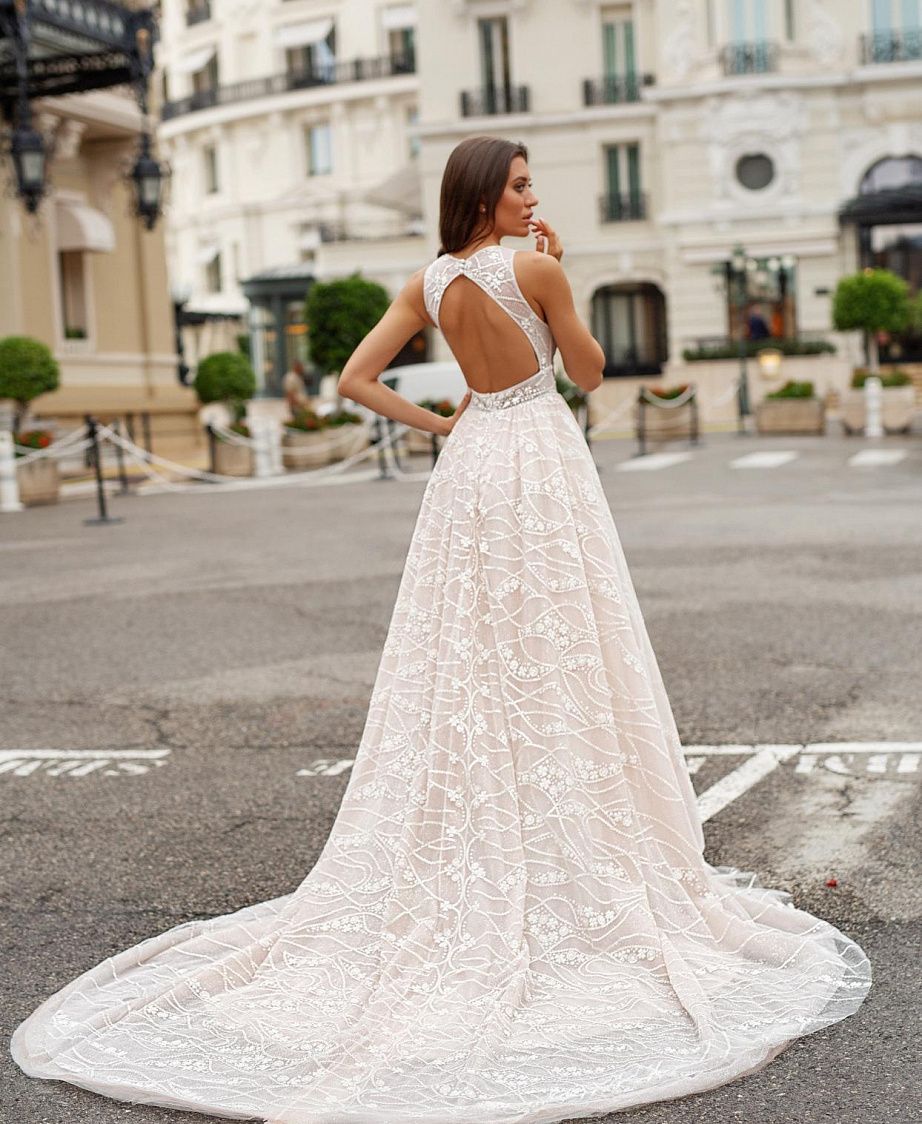 Блестящее свадебное платье с открытой спиной и шлейфом фото