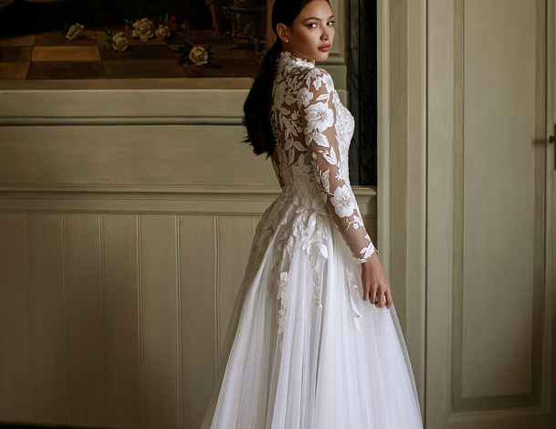 Купить атласное свадебное платье в Москве в салоне Nicole