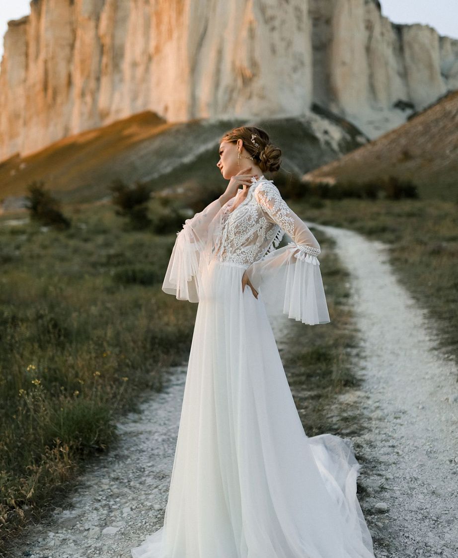 Свадебное платье бохо с расклешенными рукавами фото