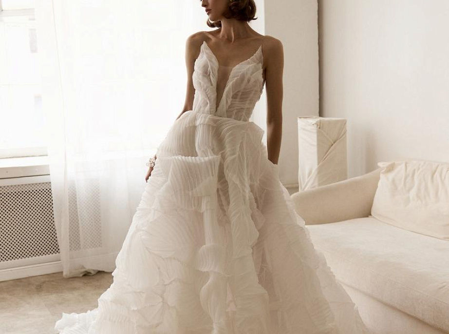 Стильное свадебное платье из дизайнерской ткани фото