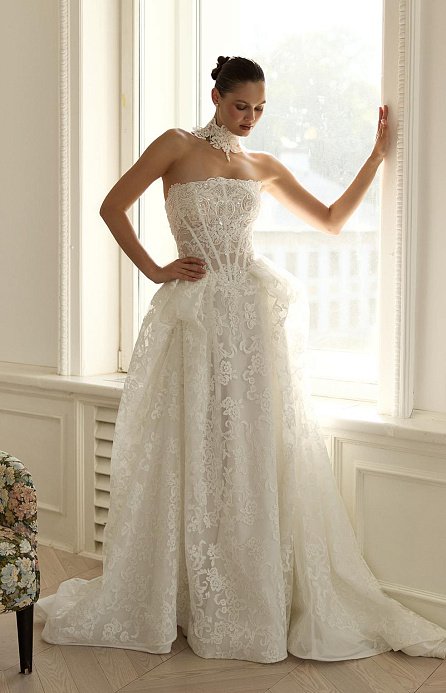 Роскошное кружевное свадебное платье с чокером фото