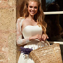 Атласное свадебное платье с открытыми плечами и корсетом фото