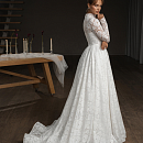 Закрытое кружевное платье с длинным рукавом и воротником-стойка фото