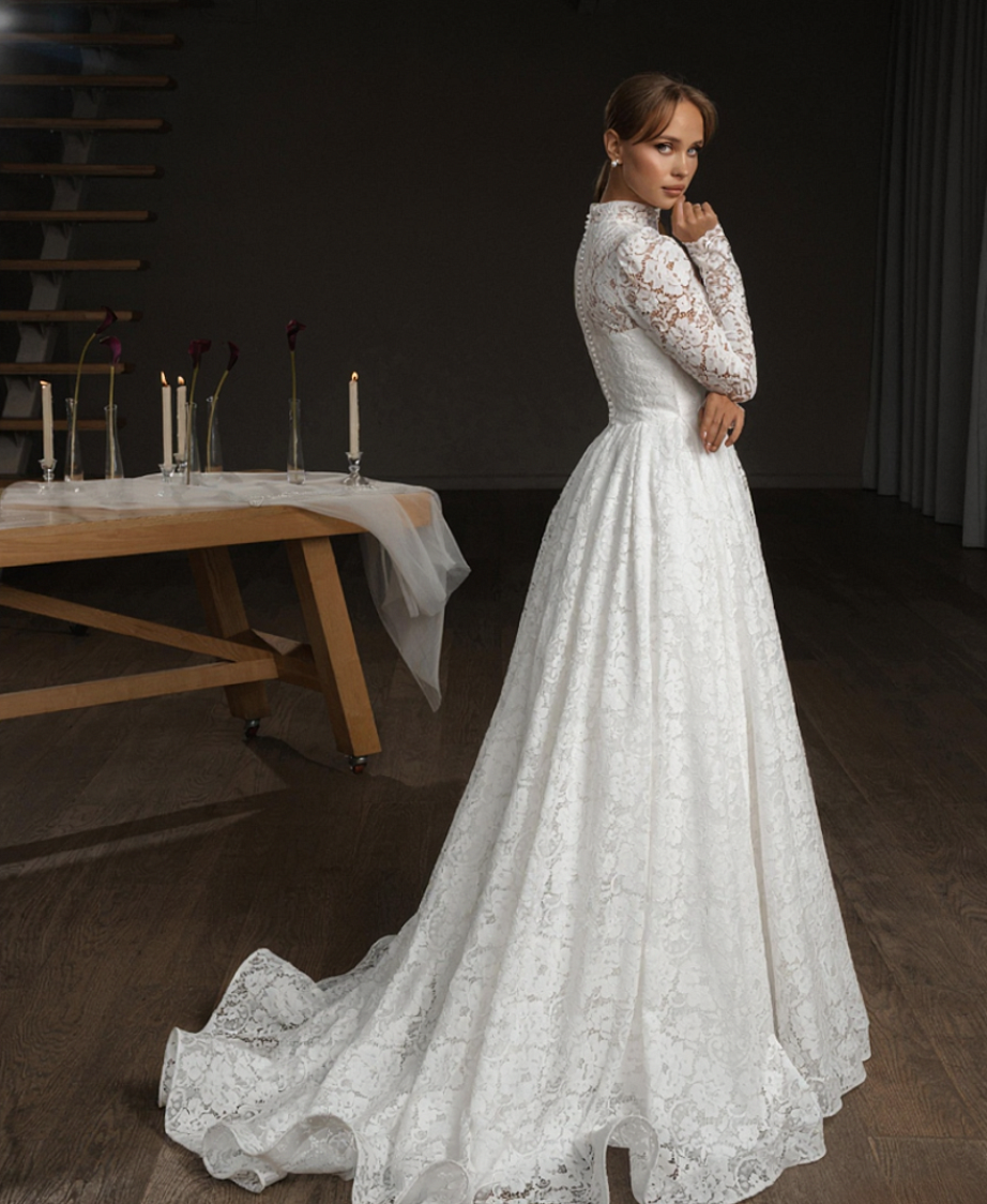 Закрытое кружевное платье с длинным рукавом и воротником-стойка фото