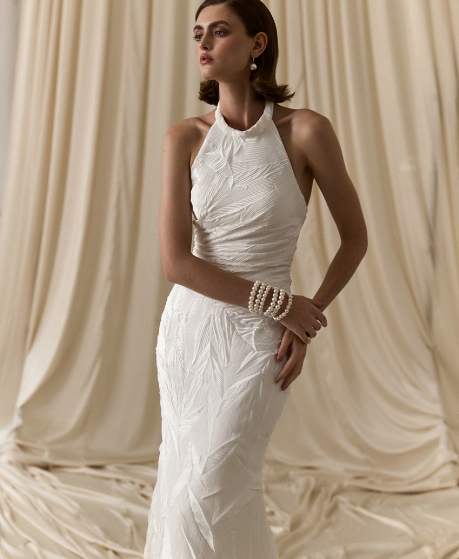 Эффектное свадебное платье из дизайнерской ткани с американской проймой и съемным кейпом фото