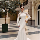 Силуэтное минималистичное свадебное платье с декором из жемчуга фото