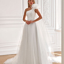 Белое свадебное платье с бантом на плече фото