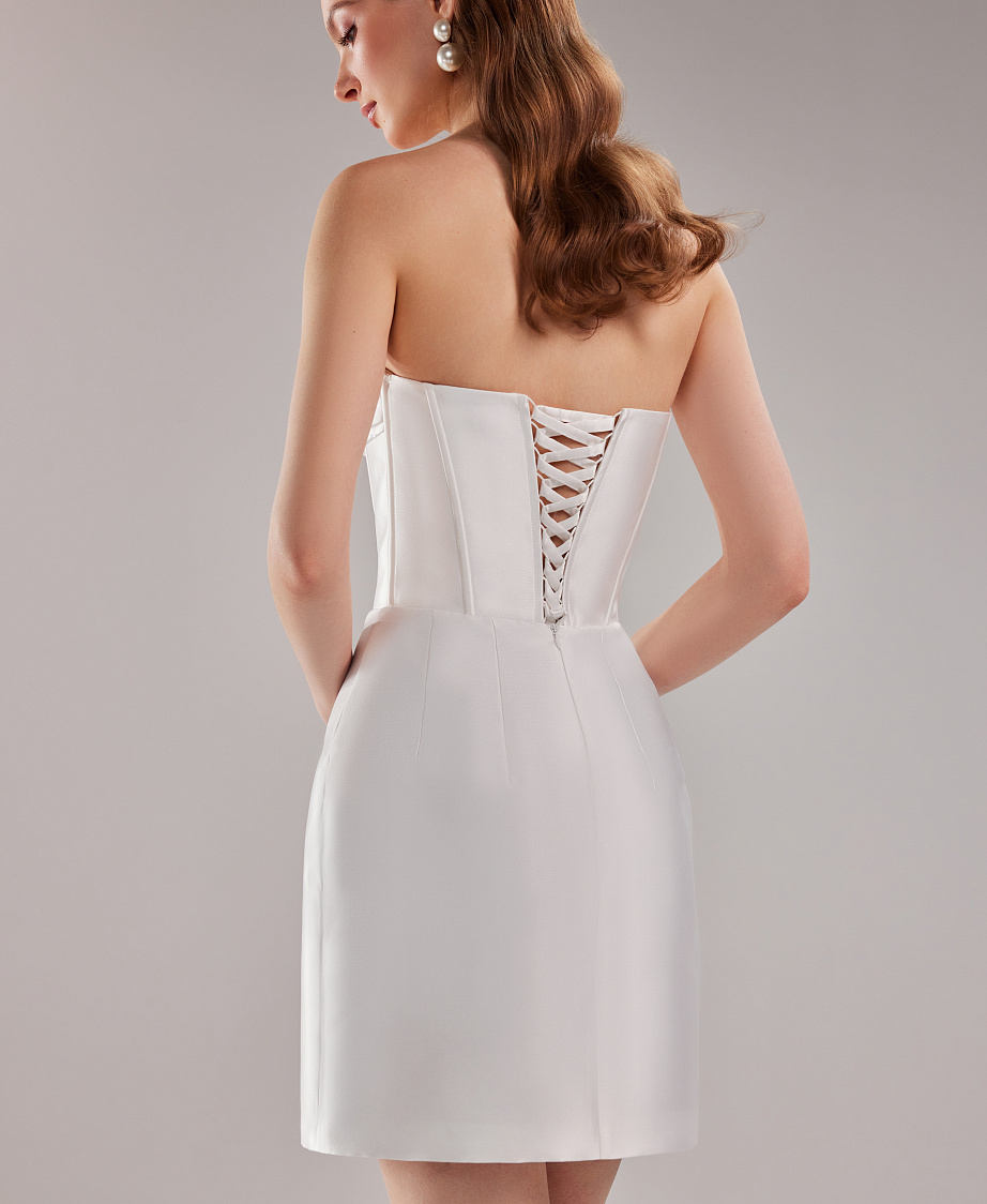 Короткое свадебное платье с открытым верхом из микадо фото