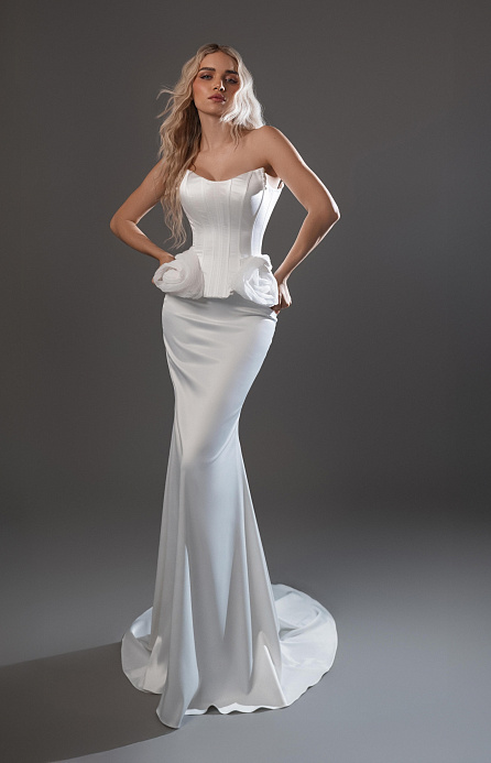 Атласный комплект c декором из дизайнерской ткани фото