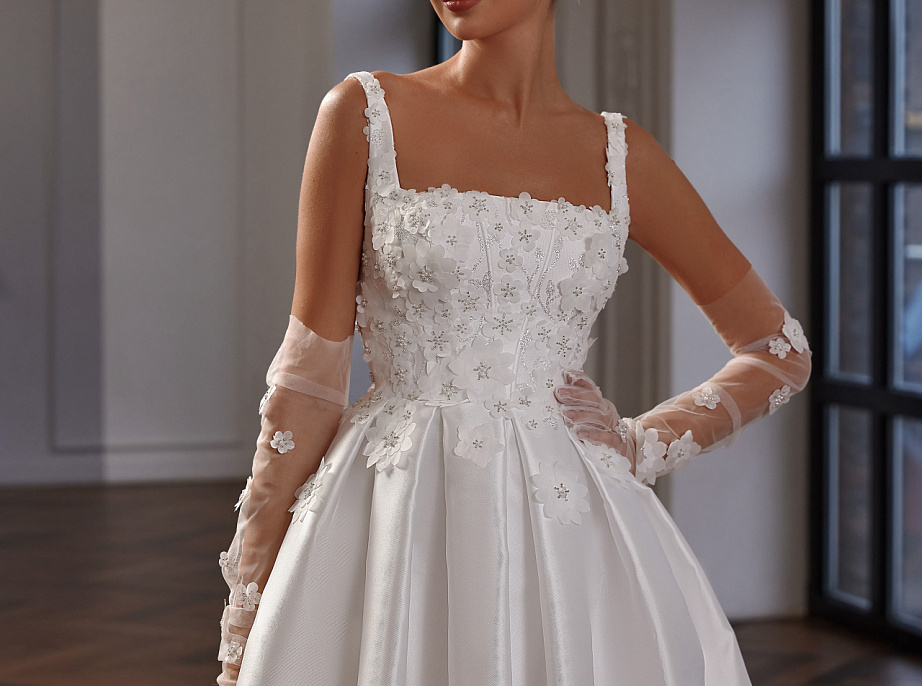 Атласное свадебное платье мини с цветочным кружевом фото