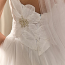 Эффектное свадебное платье с декором в виде цветов с жемчугом фото