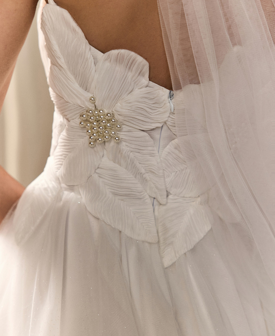 Эффектное свадебное платье с декором в виде цветов с жемчугом фото