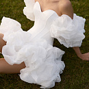 Короткое атласное платье с пышной юбкой фото