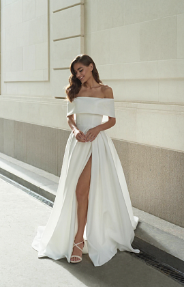 Стильное свадебное платье с открытыми плечами и эффектным разрезом но ноге фото