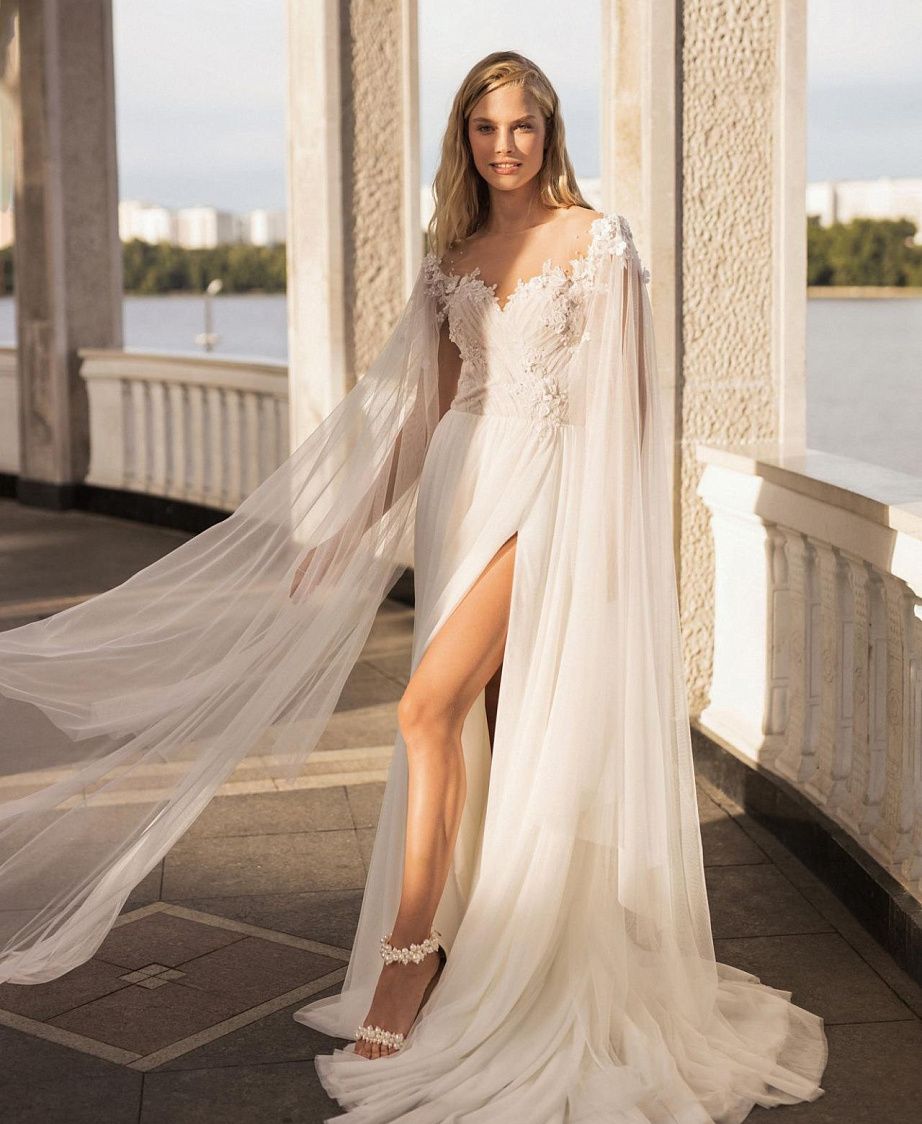 Белое свадебное платье с крылышками из фатина фото