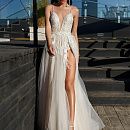 Воздушное свадебное платье с разрезом на ноге фото