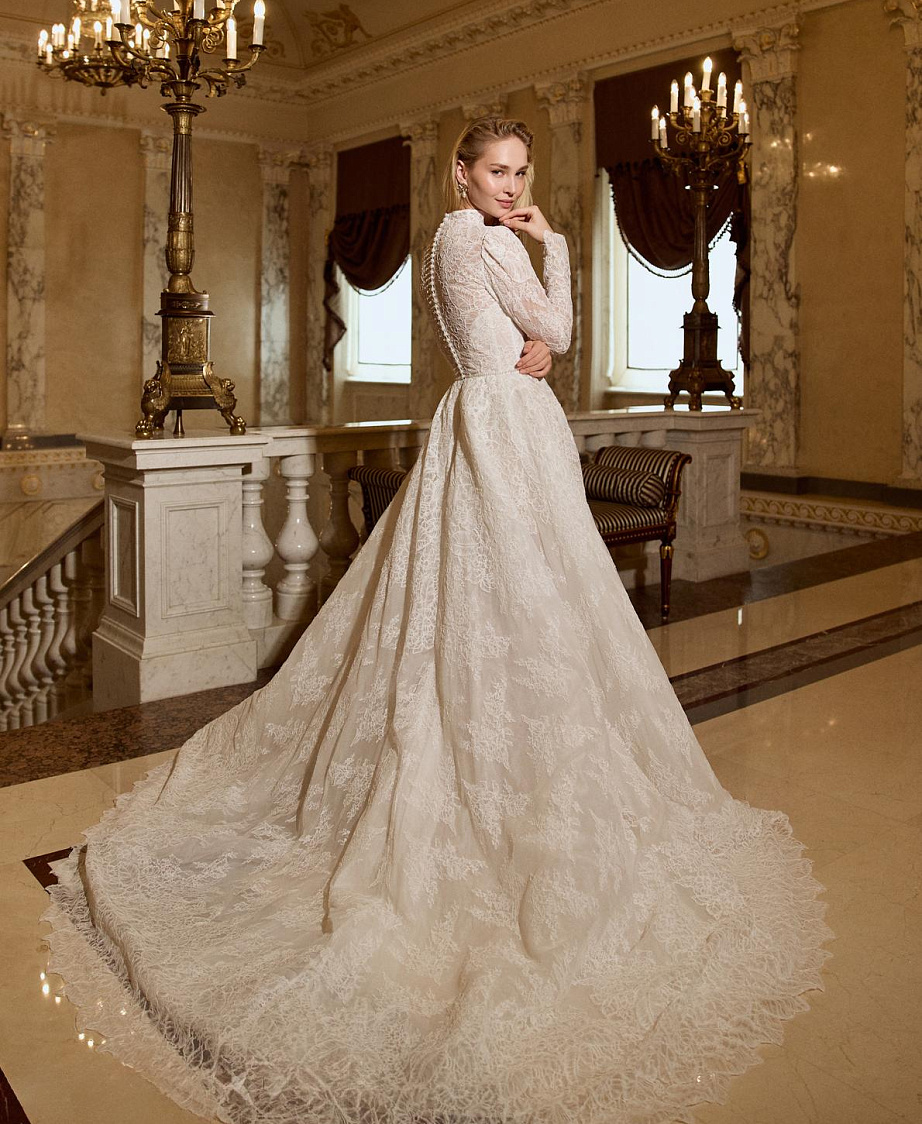 Закрытое кружевное свадебное платье cо шлейфом фото