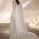 Утонченное свадебное платье из атласа с кейпом фото