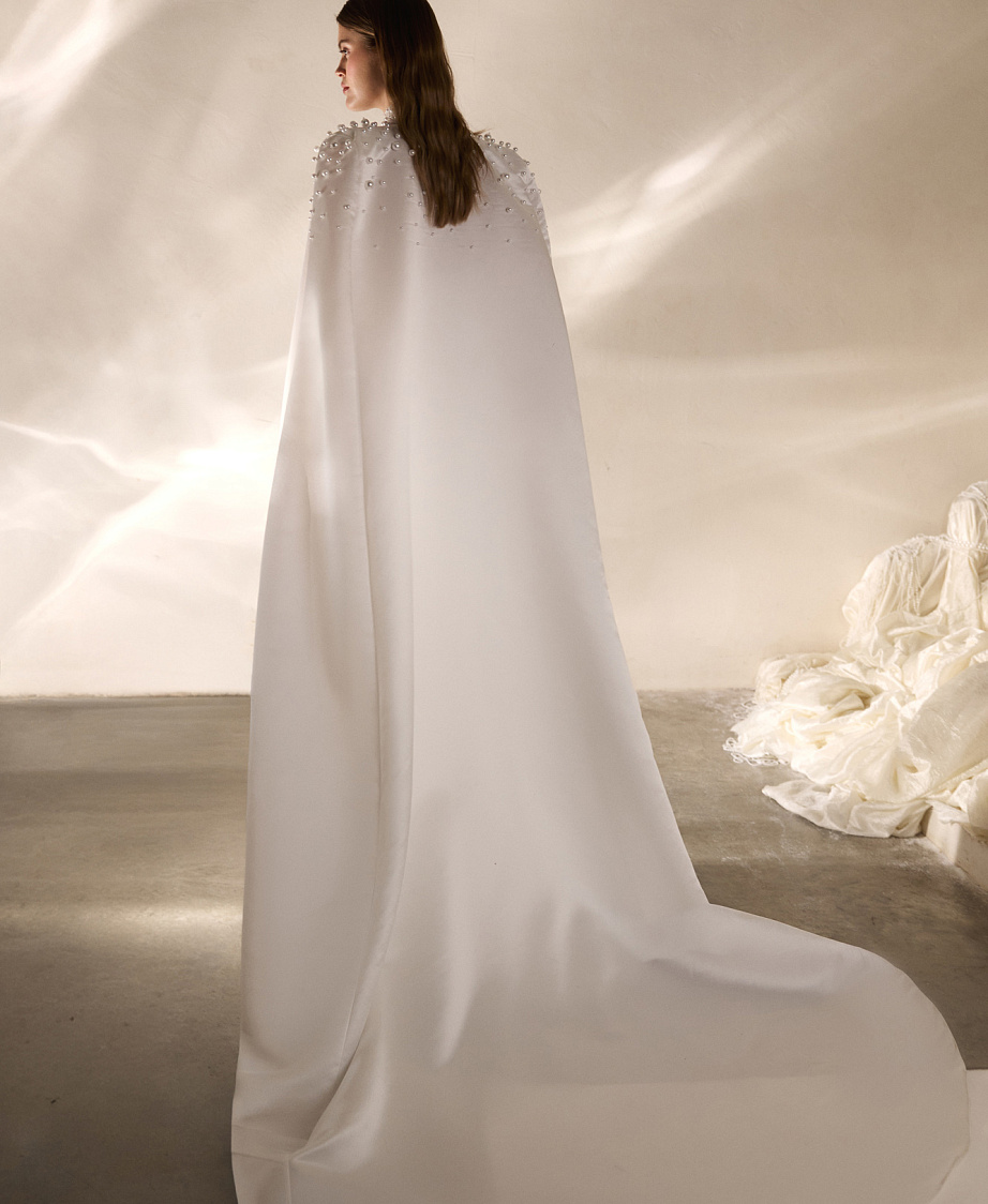 Утонченное свадебное платье из атласа с кейпом фото