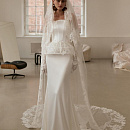 Атласное свадебное платье с кружевной баской фото