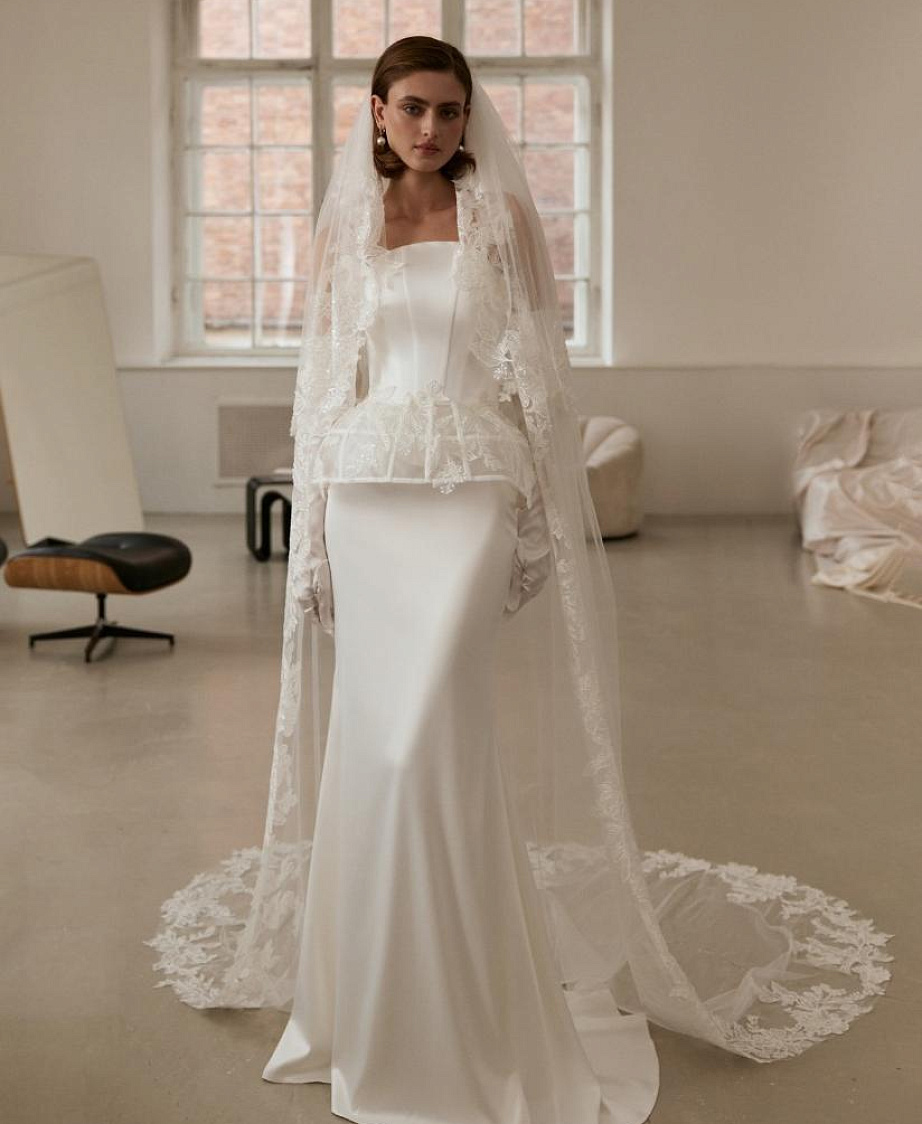 Атласное свадебное платье с кружевной баской фото