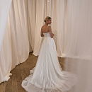 Свадебное платье с пышной юбкой и расшитым корсетом фото