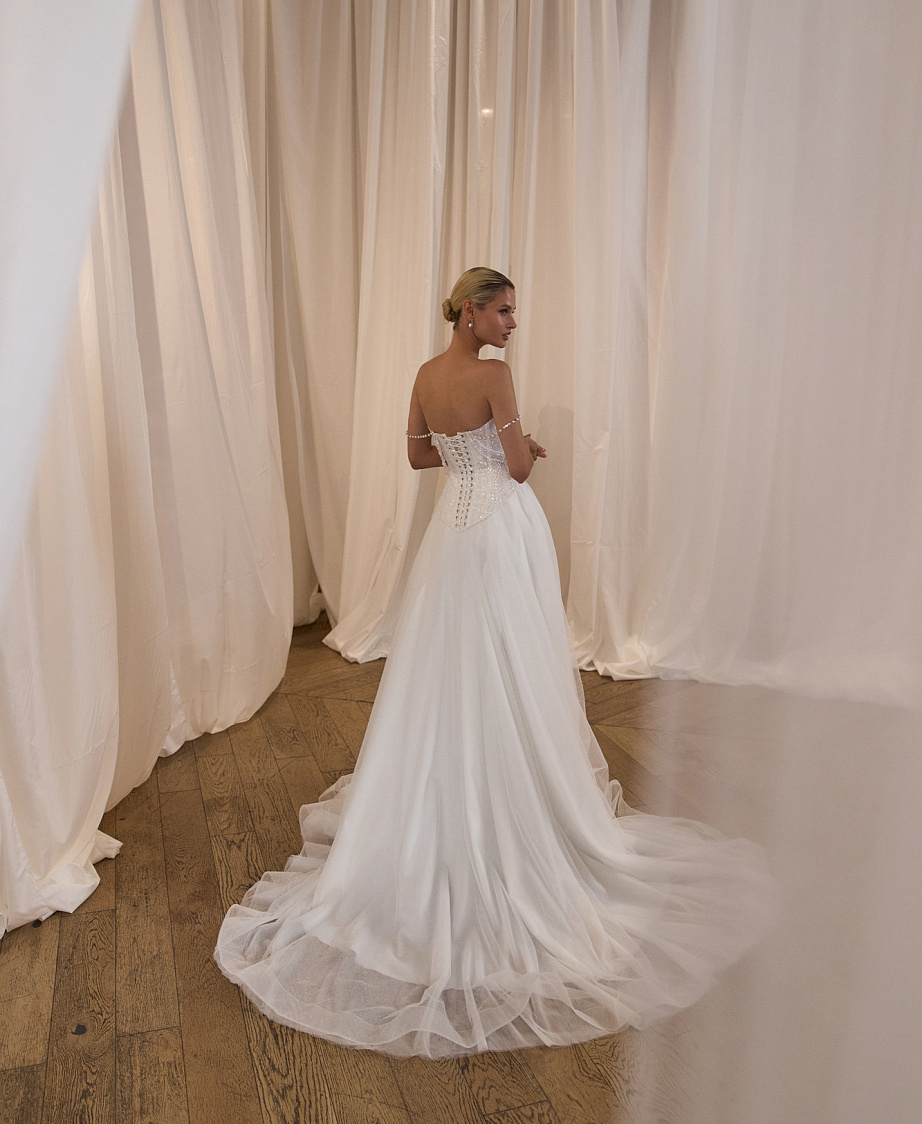 Свадебное платье с пышной юбкой и расшитым корсетом фото