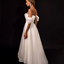 Атласное свадебное платье миди со шлейфом фото
