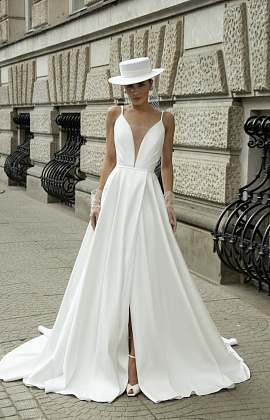 Атласное свадебное платье на тонких бретелях фото