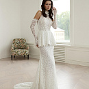 Кружевное закрытое свадебное платье с баской фото