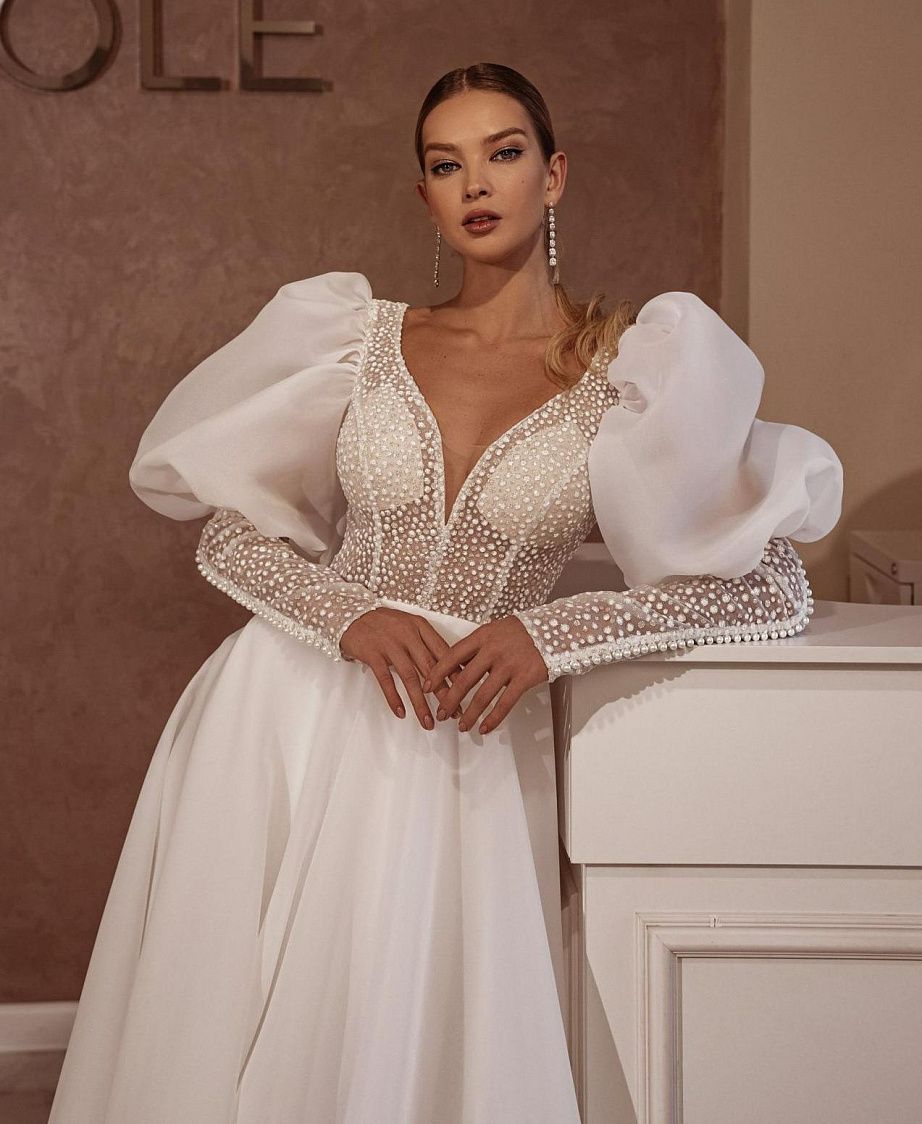 Свадебное платье с шифоновой юбкой и сияющим верхом фото