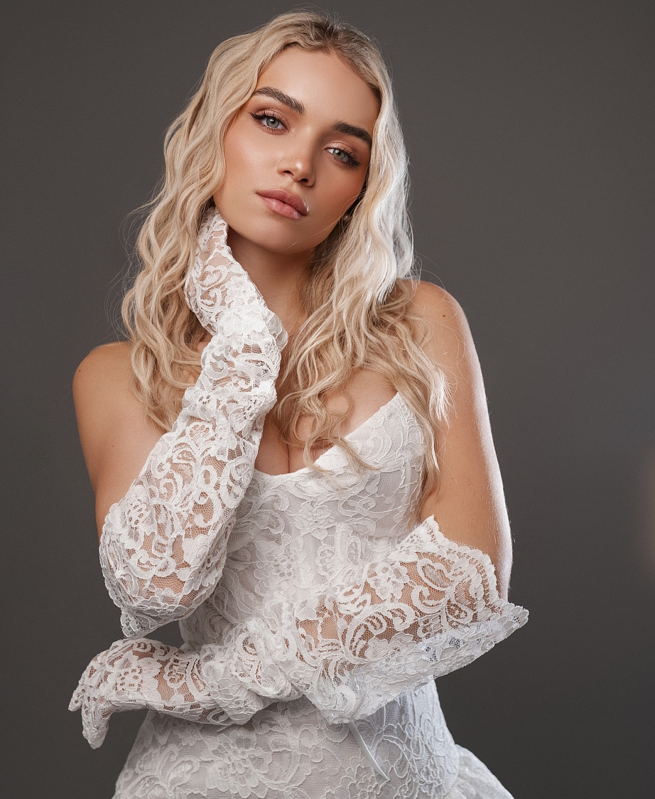 Короткое кружевное свадебное платье с перчатками и объемной юбкой фото