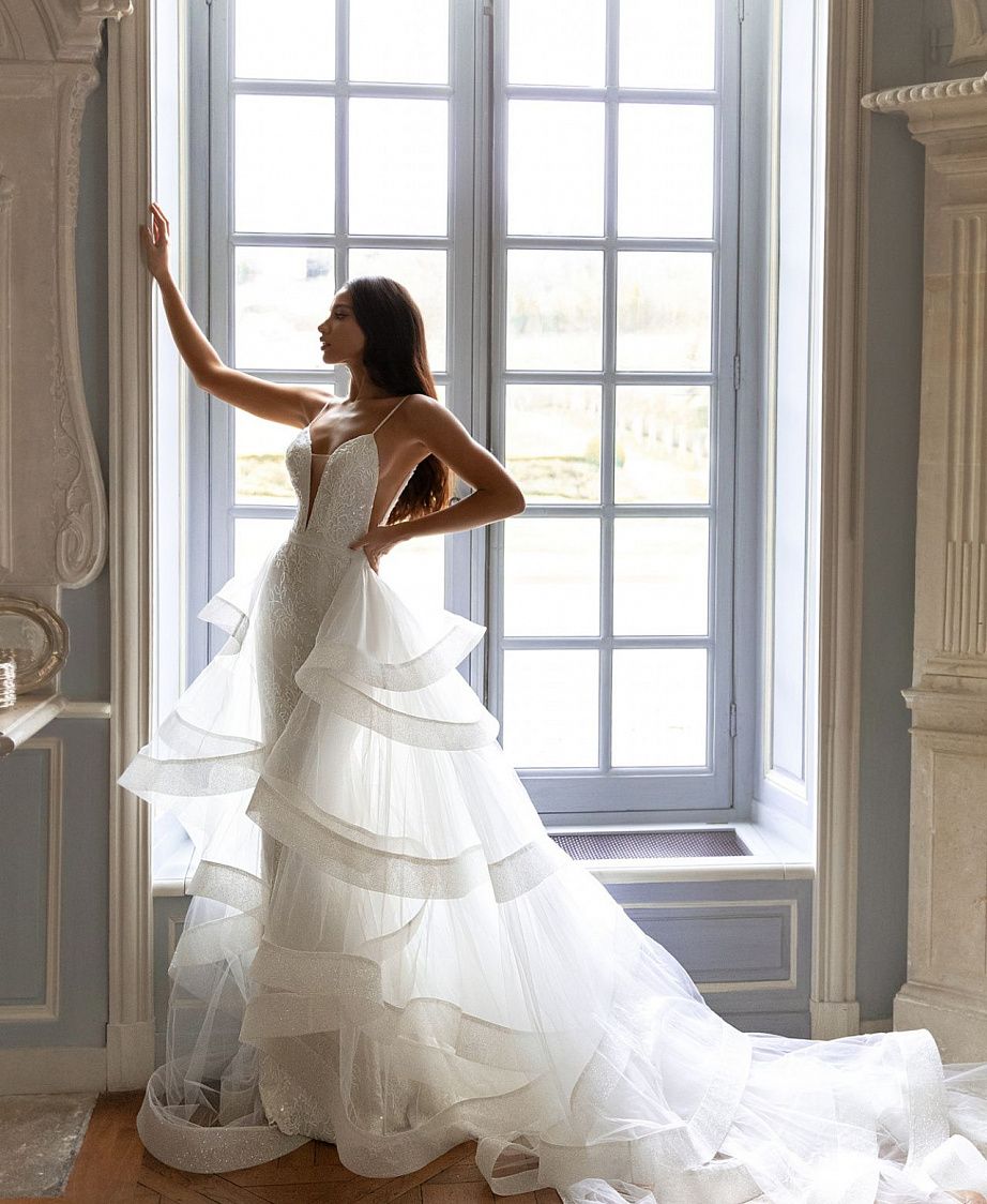 Облегающее свадебное платье с открытой спиной фото