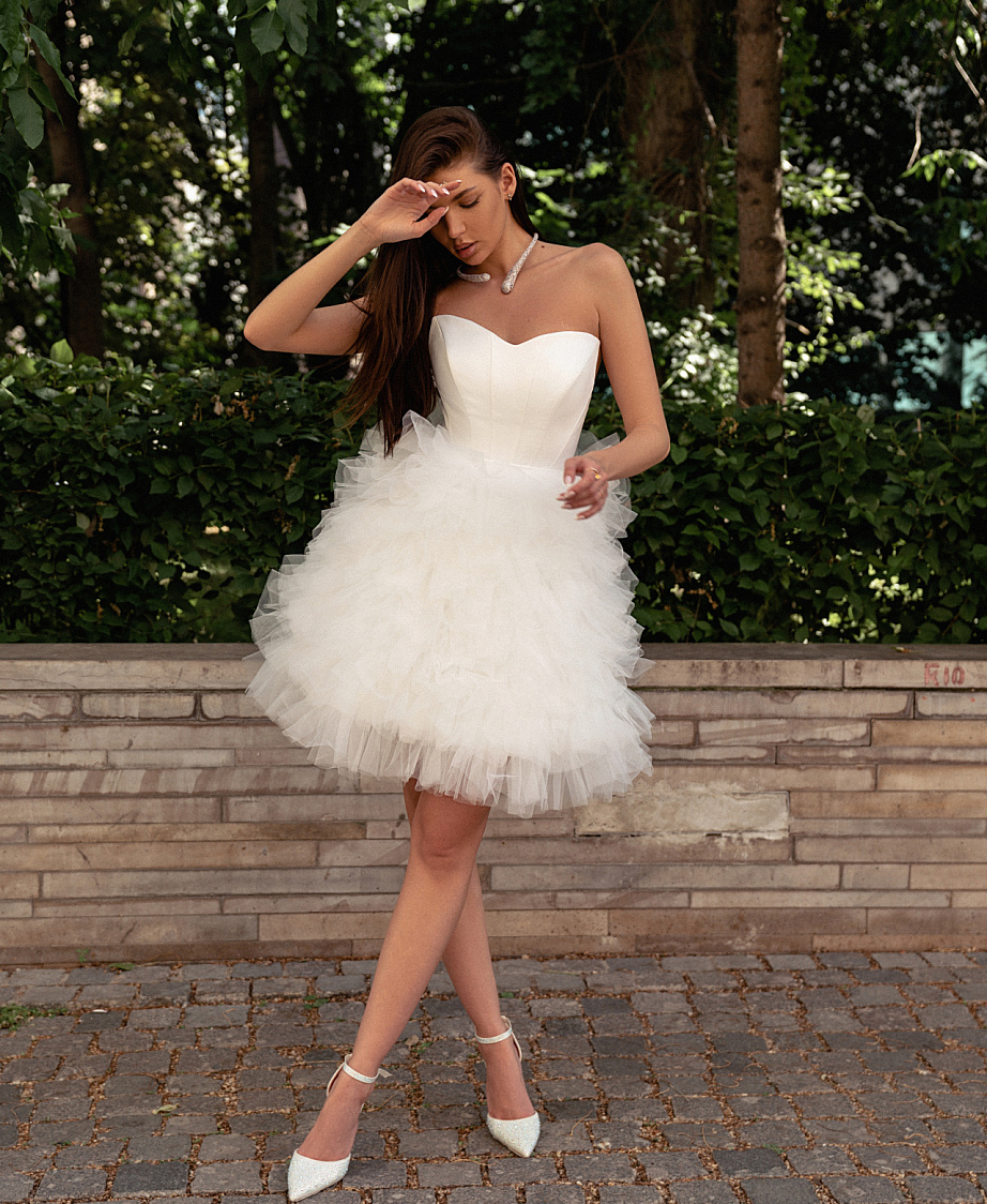 Необычное короткое свадебное платье со съемной юбкой фото