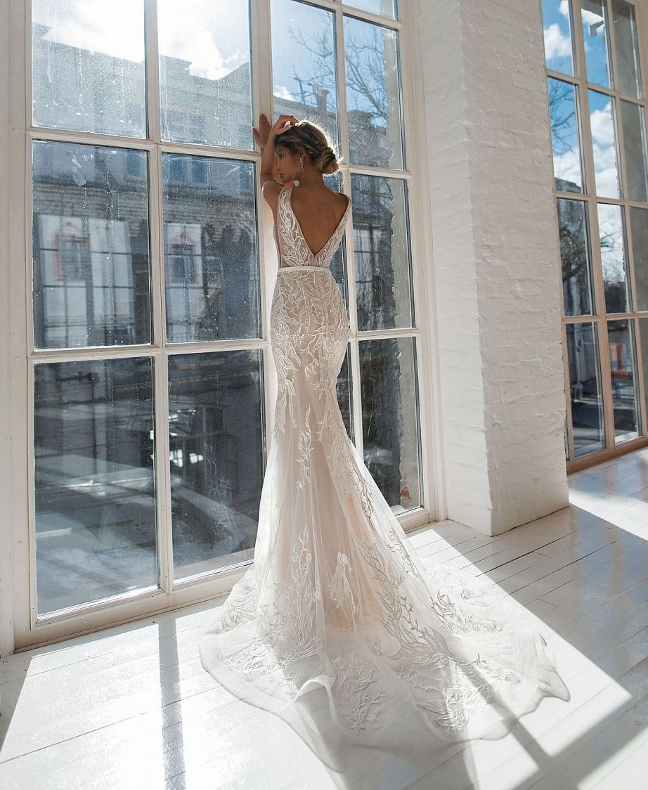 Обтягивающее свадебное платье с глубоким вырезом фото